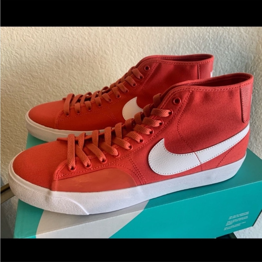 Nike SB Blazer Court Mid Ankle Mens Sneakers With Shoe Box
NWT - Men SZ 10.5
